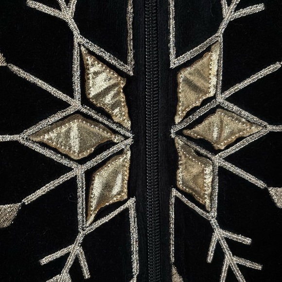 Onque Casuals Women’s Velour Snowflake Winter Cold Full Zip, Black/Gold, Large - Picture 2 of 7